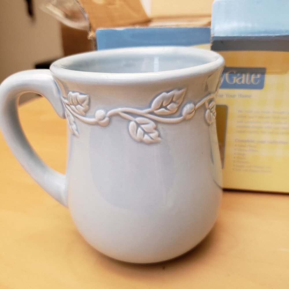 New In Box Country Gate Blue Vines Mug Set
